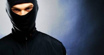 Вооруженный грабитель в маске напал на частный дом: тяжело ранен владелец