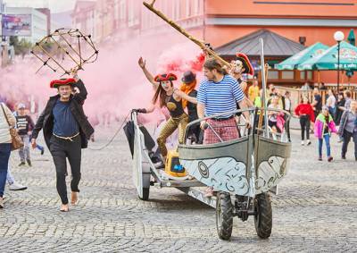 В среду в Праге стартует международный фестиваль уличного театра