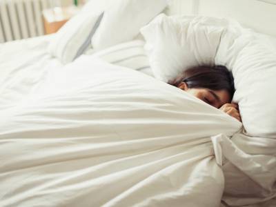 Вредят позвоночнику и мышцам: врач перечислил самые опасные позы для сна