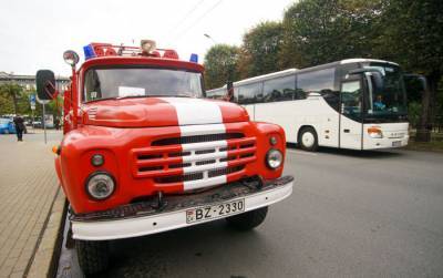 Кувалдой и добрым словом: латвийские пожарные до сих пор ездят на ЗИЛах