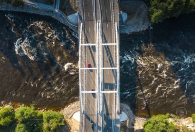 Бурлящий поток: фотограф показал мост через Вуоксу с высоты птичьего полета