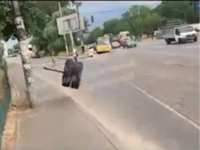 «Едва не пострадал пешеход»: в Киеве у маршрутки на ходу оторвалось колесо