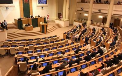 Будут ли в Грузии продлены ограничения из-за пандемии: поправки обсуждаются в парламенте