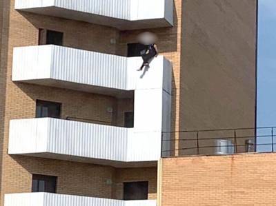 «Наручники на него накинули»: Сотрудник МЧС рассказал, как спасали мужчину с 15-го этажа
