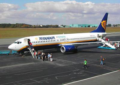 Самолет Ryanair вынужденно сел в Берлине из-за мальчишника на борту