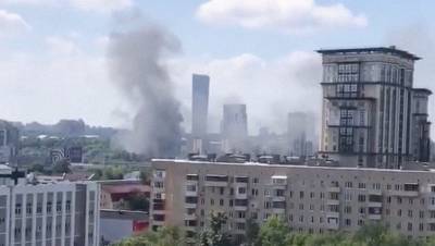На западе Москвы горит автомобильный склад
