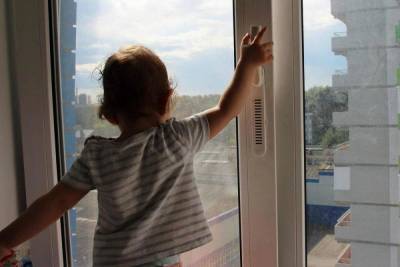 В Рыбинске из окна выпала однолетняя девочка