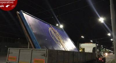 В Киеве демонтировали рекламу СБУ перед посольством РФ, но потом вернули на место (фото)