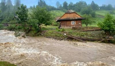 Наводнение на Прикарпатье: еще пять населенных пунктов остаются подтопленными