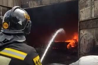 Пожар в металлическом здании на западе столицы локализовали