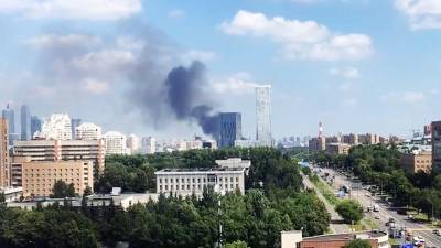Появилось видео пожара на складе с автомобилями в Москве