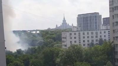 Видео: На западе Москвы горит склад базы каскадеров