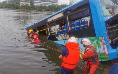 В Китае автобус со школьниками рухнул в водохранилище: свыше 20 детей погибли – видео