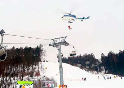 В Чехии 70 лыжников застряли на подъемнике из-за упавшего дерева