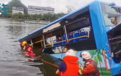 В Китае при падении автобуса в водохранилище погиб 21 человек