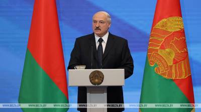 Лукашенко творческим людям: творите, собирайте залы, сколько заработаете - все ваше