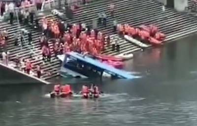 Десятки погибших: автобус со школьниками упал в воду в Китае