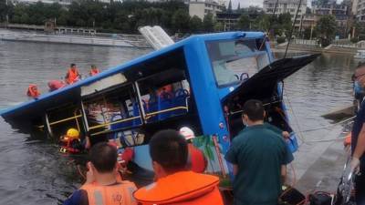 Не менее 21 человека погибли при падении автобуса с детьми в Китае