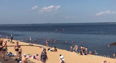Центральный пляж Чебоксар наполнен спасающимися от 30-градусной жары