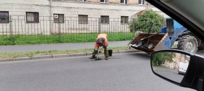 Отверстия от кернов на дорогах Петрозаводска заделывают молотком (ФОТОФАКТ)