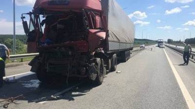 В Башкирии на трассе в столкновении со спецмашиной погиб водитель фургона