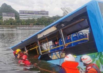 Более 20 человек погибло в результате падения автобуса в водохранилище в Китае