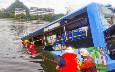 В Китае автобус упал в озеро: десятки погибших, среди жертв студенты