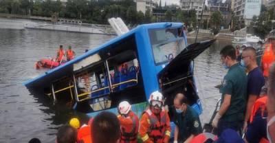 В Китае автобус с детьми упал в воду: десятки погибших