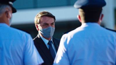 Президент Бразилии проверился на коронавирус и впервые вышел к людям в маске