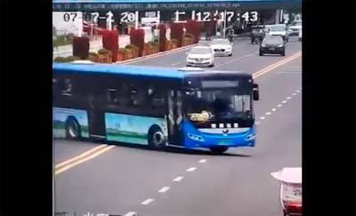 Появилось видео, как автобус с детьми упал с моста в Китае. Погиб 21 человек