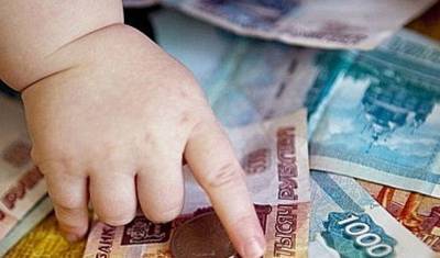 Российские семьи с детьми хотят получать финансовую помощь и позже июля