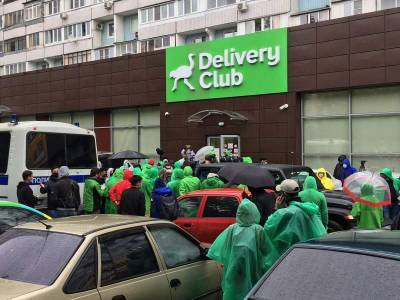 “Это не работа, это рабство!”: в Москве курьеры Delivery Club бастуют из-за долгов по зарплате