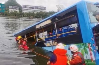 В Китае автобус со школьниками упал в водохранилище: больше 20 погибших