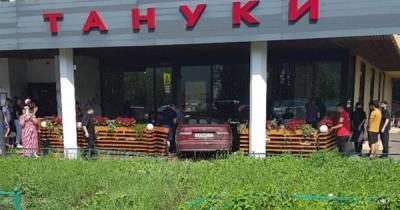 Фото: автомобиль влетел в летнюю веранду кафе "Тануки" в Москве
