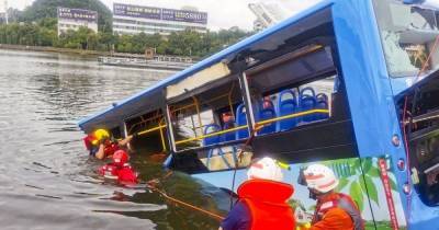 В Китае автобус слетел в озеро: 21 человек погиб, среди них студенты