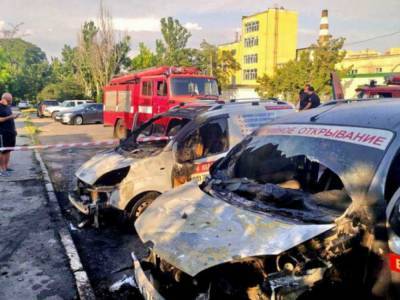 В Одессе подожгли два автомобиля
