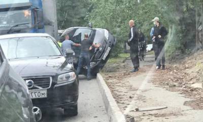 В Петрозаводске автомобиль опрокинулся после столкновения с фурой