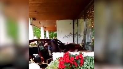 Есть пострадавшие: автомобиль протаранил веранду ресторана "Тануки" (видео)