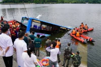 В Китае в водохранилище слетел автобус со школьниками: погибли десятки человек (фото и видео)