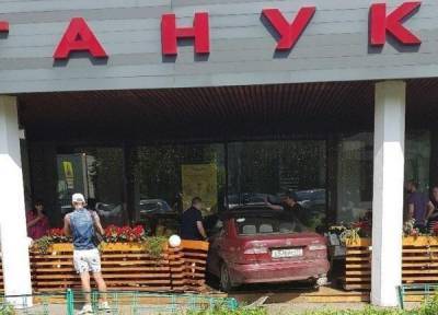 Слушатели «Говорит Москва» сообщили о въехавшем в веранду ресторана автомобиле