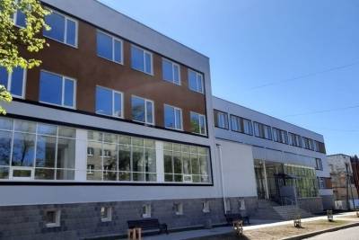 Сотрудники Псковской областной библиотеки благоустраивают новое здание