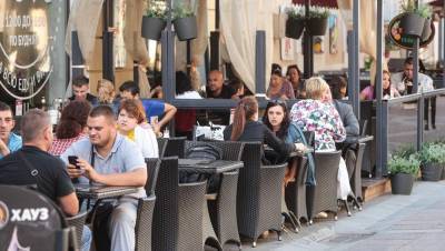 В Петербурге более чем 200 кафе разрешили устанавливать летние веранды