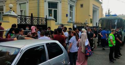 У посольства Таджикистана в Москве заметили столпотворение
