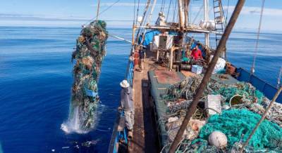 Из Тихого океана выловили рекордные 103 тонны пластикового мусора (фото) - unian.net - Украина - Николаевская обл.