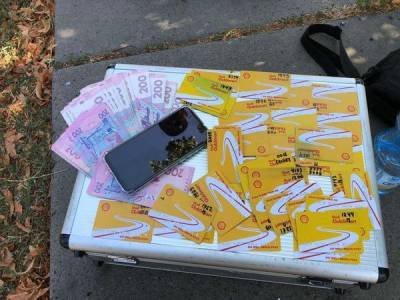 В Киеве задержали мошенников, которые снимали наличные в банкоматах с помощью поддельных карточек (фото)