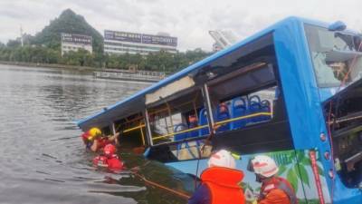 В Китае автобус со школьниками упал в водохранилище – погиб 21 человек