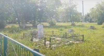 На детской площадки в России обнаружили могилу с надгробной плитой