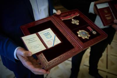 Зеленский вручил награды выдающемся украинцам в честь Дня Конституции (фото)