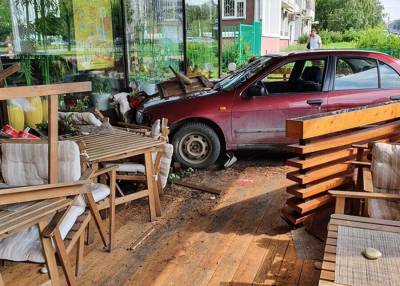 В Дептрансе назвали причину заезда авто на веранду ресторана в Москве