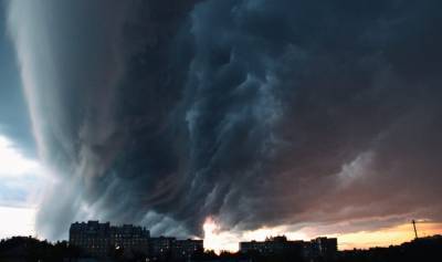 На Москву обрушился сильный ураган. На севере столицы унесло торговую палатку с продавцом — видео